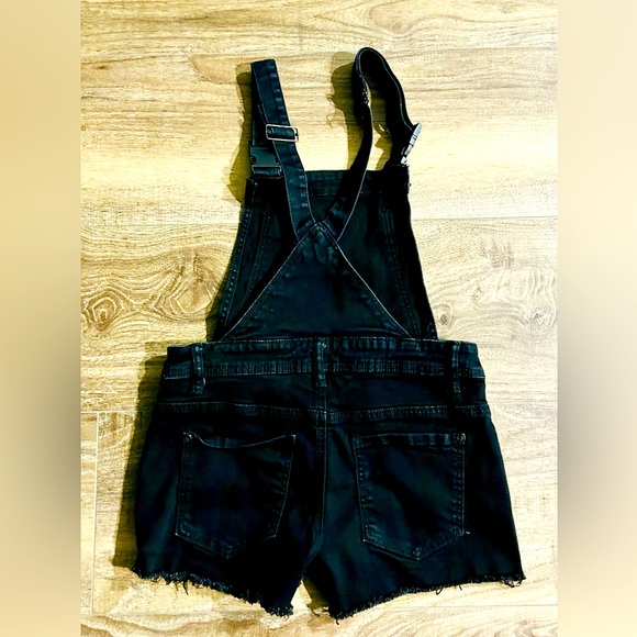 Utility Buckle Black Overall Shorts
Size 3 - Picture 2 of 2